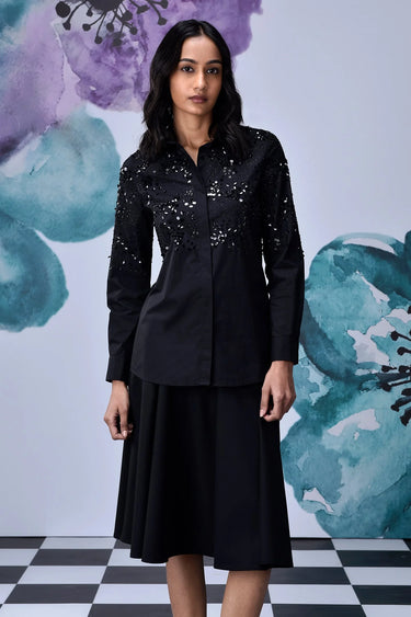 Black poplin shirt with embroidery and tailored silhouette