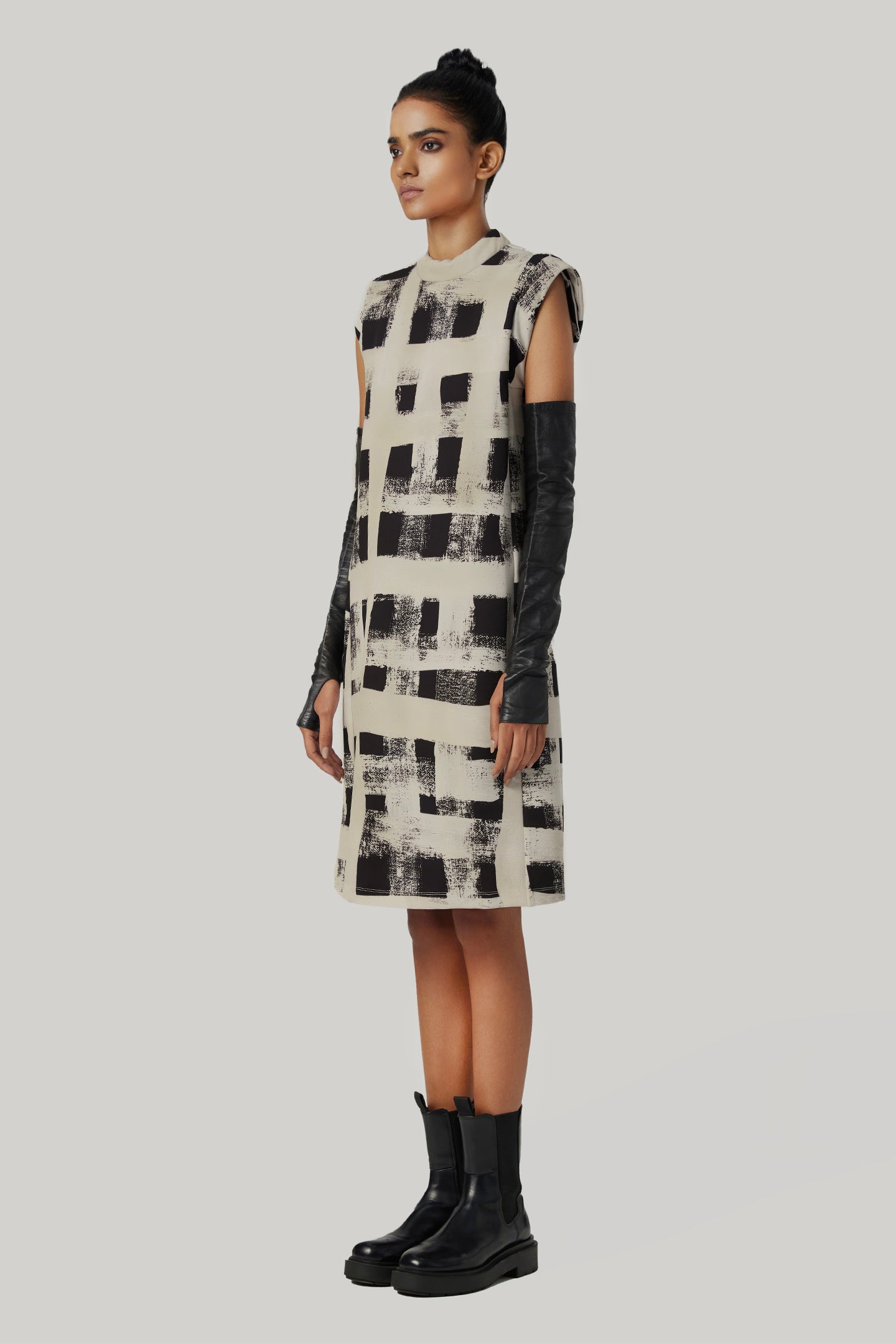 Slim Fit Sleeveless Dress with Eye-catching Large Checks Print
