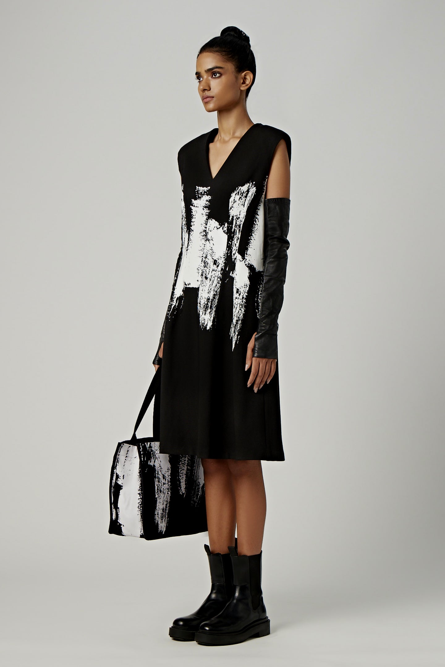 Slim Fit V-Neck Sleeveless Dress with Artistic Print