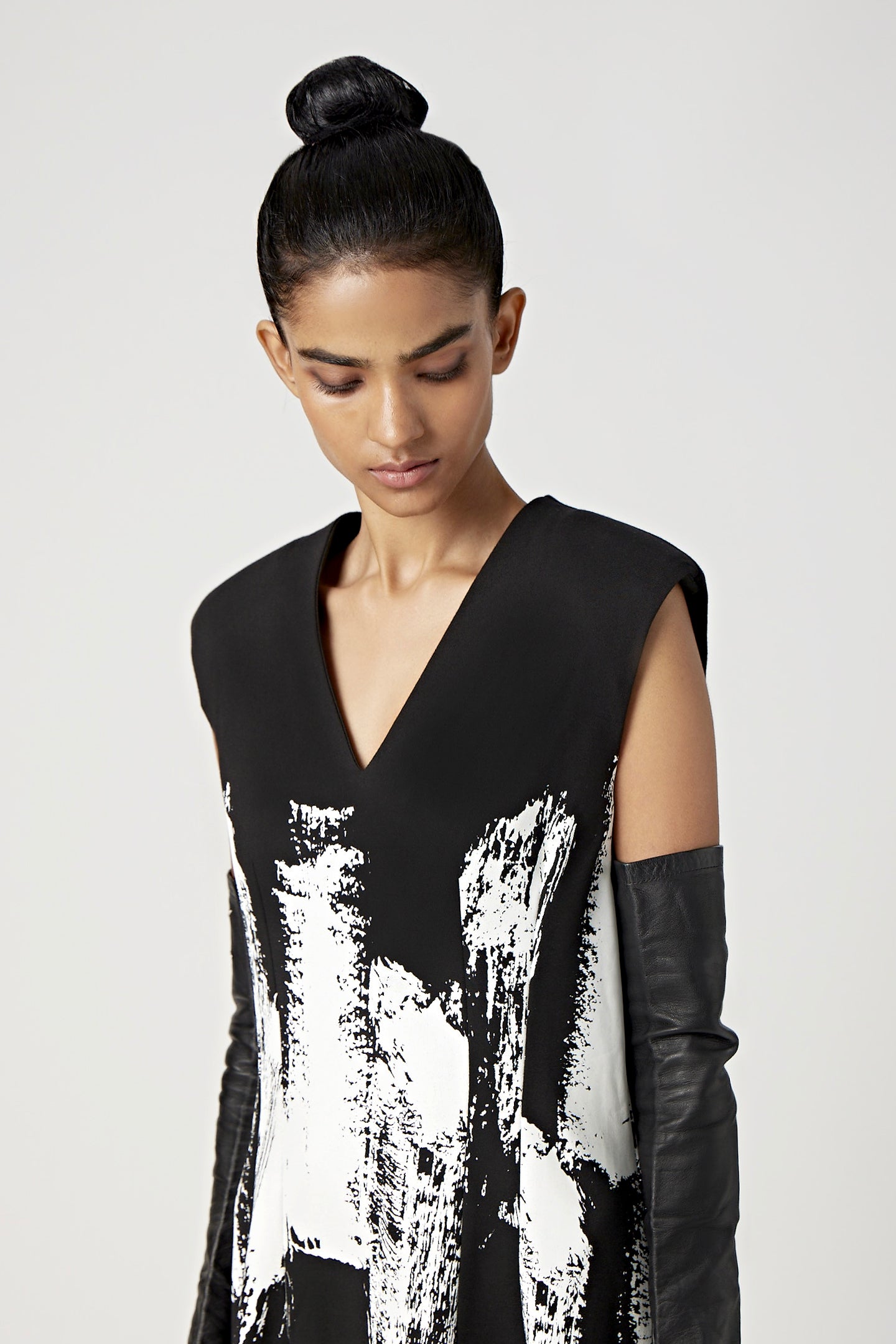 Slim Fit V-Neck Sleeveless Dress with Artistic Print