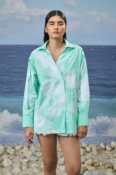 Oversized shirt for women with relaxed fit and fluid silhouette