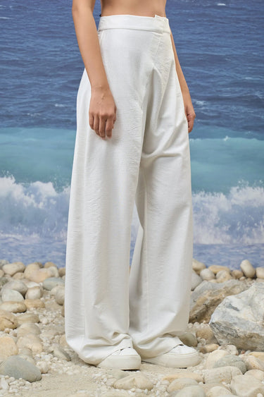 White trousers for women with relaxed fit and fluid silhouette