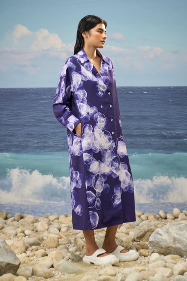 Shirt dress for women with pointed collar and button-down design