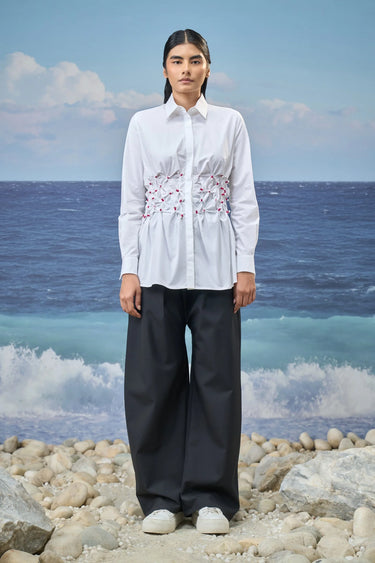 White slim-fit shirt for women with fitted silhouette and clean structure